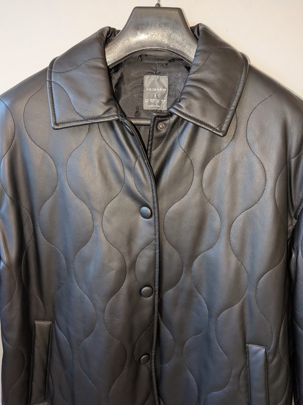 CAMPERA NEGRA ECOCUERO PRIMARK S - Imagen 4