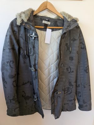 CAMPERA GRIS GORRO OSFALEY XS